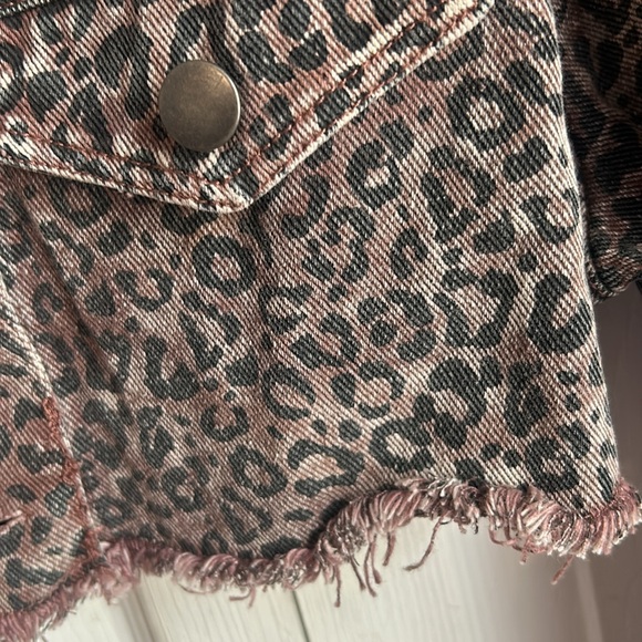 Cropped Animal print jacket 💕. Medium - Picture 4 of 4